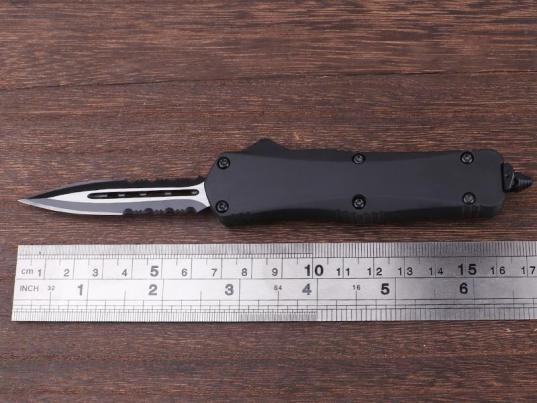 F138双刃带牙 folding knife